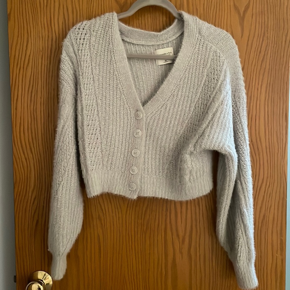 Abercrombie-Cropped light blue buttons down sweater (XS)